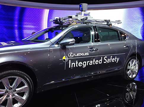 Lexus - Lexus LS600h integrated safety al CES 2013 di Las Vegas