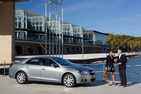 Chevrolet - Labitacolo si caratterizza per la presenza di un cruscotto sdoppiato e di una consolle centrale integrata con schermo touch screen a colori da 7 pollici.