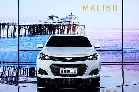 Chevrolet - Ancora pi lunga rispetto alla generazione precedente, la Chevrolet Malibu presenta linee muscolose e scolpite.