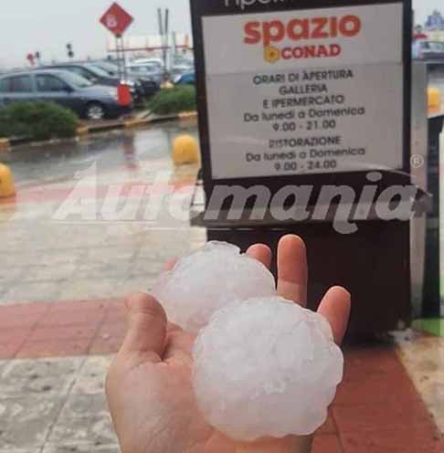 Centro Commerciale di Casammassima - Chicci di grandine sul palmo della mano grandi come palle da tennis presso il Centro Commerciale di Casammassima in provincia di Bari