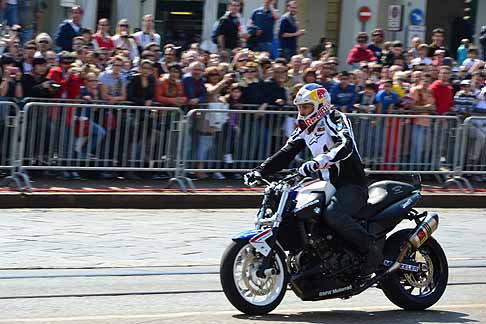 BMW - Chris Pfeiffer con il suo show su moto BMW