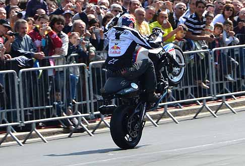 BMW - In pista anche la moto di Chris Pfeiffer pluricampione del mondo di Stunt Riding, che impenna su una ruota
