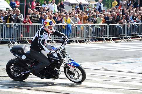 BMW - Chris Pfeiffer quattro volte campione del mondo di Stunt Riding allevento Red Bull di Torino