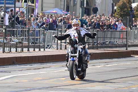 Red Bull - Le acrobazie di Chris Pfeiffer pluricampione del mondo di Stunt Riding