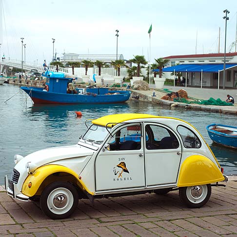 Citroen - La produzione industriale della 2CV ebbe inizio nel settembre del 1949 ed il primo modello, il tipo A, con motore di 375cc, fu assemblato sino al novembre del 1960 in 128.685 unit.