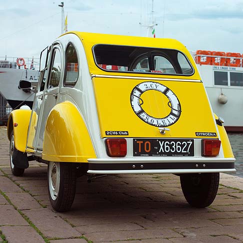 Citroen - Una 2CV che Citron Italia ha realizzato con la supervisione di Gevin in persona, partendo da una vettura del 1982, prima restaurata in ogni sua parte e poi personalizzata secondo lestro creativo di Gevin. 