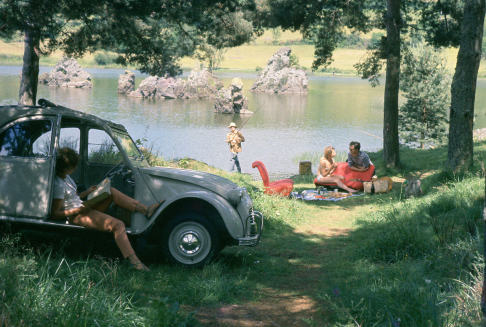 Citroen  - La genesi della 2CV rende spunto da unindagine di mercato condotta in tutta la Francia, nelle aree sia rurali che urbane.