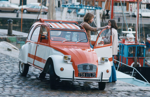 Citroen  - Flaminio Bertoni rielabor lestetica della T.P.V., trasformandola nella iconica 2CV, eliminando molte delle soluzioni ritenute inadeguate per il tempo. 