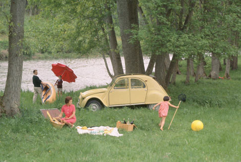 Citroen  - La prima apparizione ufficiale avvenne durante il Salone di Parigi nel 1948, suscitando ilarit tra i presenti