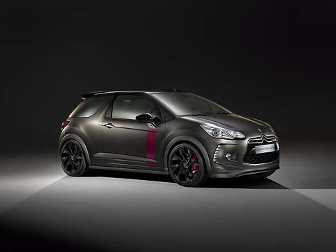 Citroen - Ancora pi audace la versione DS3 Cabrio Racing, una vettura sportiva che abbina le caratteristiche tipiche di una DS3 Racing al piacere di guida di unauto a cielo aperto.