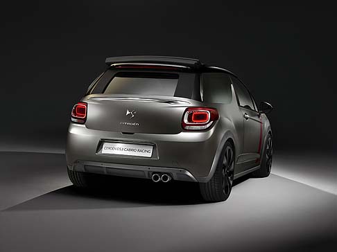 Citroen - La linea DS si arricchisce anche di nuove possibilit di personalizzazione con un tetto bicolore proposto in opzione su CITRON DS4. Infine, per CITRON DS5 arrivano anche nuove motorizzazioni BlueHDi e un inedito collegamento al suolo.