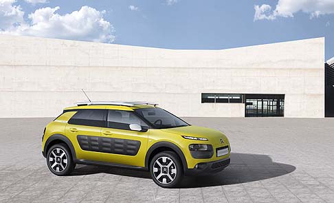 Citroen - La premiere Citroen C4 CACTUS rappresenta unalternativa concreta alle berline compatte, inaugurando un nuovo corso di stile. 