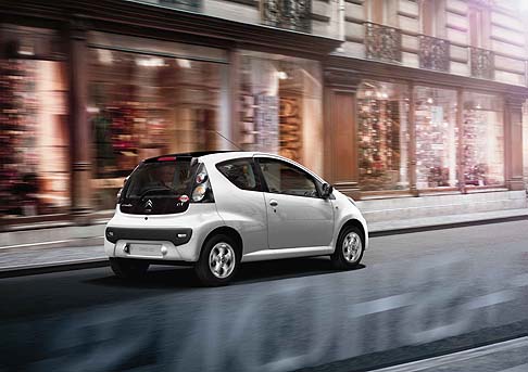 Citroen - Lequipaggiamento della fashion car risulta particolarmente ricco: climatizzatore, radio CD MP3 con presa USB e Aux-In, bluetooth con funzione streaming audio, 4 airbag e fari diurni a LED.