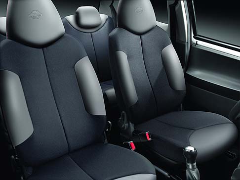 Citroen - Lambiente interno offre un abitacolo ricco di stile, sobrio ed elegante. Spiccano i sedili bi-colore ton-sur-ton in tessuto/Tech Leather con cuciture in doppio colore rosso/nero ed embossage del logo Vanity Fair in rilievo. 
