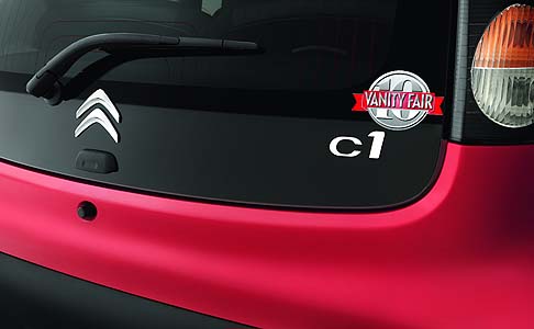 Citroen - Si parte da 12.000 euro per la versione tre porte abbinata al cambio manuale, mentre si sale a 12.500 euro per la configurazione con cambio automatico e levette al volante da 12.500.
