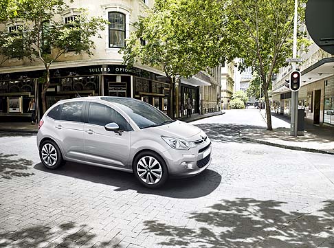 Citroen - Dopo la fortunata Citroen C1 Vanity Fair 10, lanciata lo scorso febbraio, anche il modello C3 veste i panni di una fashion car, celebrativa dei dieci anni di Vanity Fair, di cui CITRON  partner storico. 