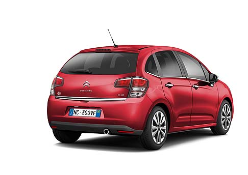 Citroen - A bordo campeggiano il tessuto Grand Rayados e la plancia Glossy Black, i tappetini Vanity Fair, come su CITRON C1 Vanity Fair 10 e la firma VANITY FAIR 10 sul portellone posteriore.