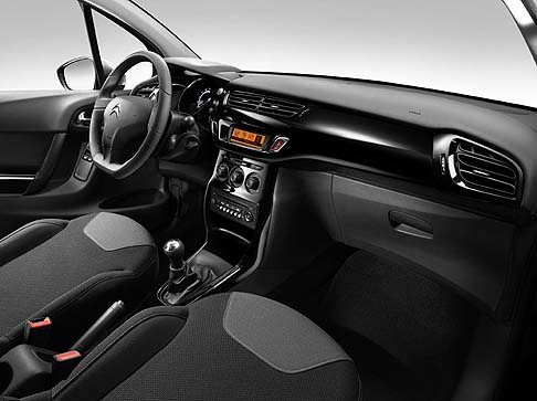 Citroen - Offerta in abbinamento alle motorizzazioni benzina a 3 cilindri 1.2 VTi 82 CV e diesel 1.4 HDi 70 CV FAP, la Citroen C3 Vanity Fair 10  proposta ad un prezzo promozionale di 11.400 euro.