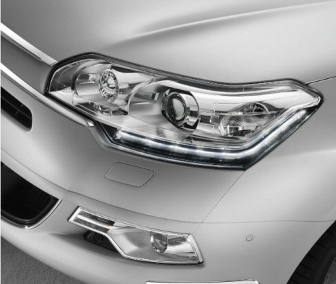 Citroen - Commercializzata in 400.000 esemplari, dal 2008 ad oggi, la Citroen C5, disponibile sia nella configurazione berlina che tourer, si aggiorna per continuare a cavalcare londa del successo