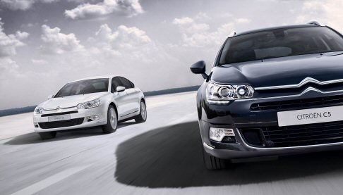 Citroen - A bordo, la versione Exclusive di Citroen C5 propone un nuovo rivestimento pelle/tessuto e nuove finiture.