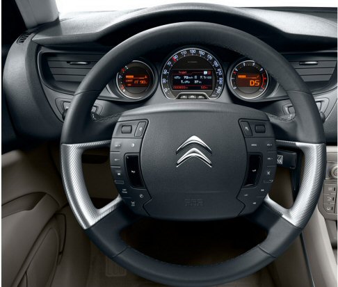 Citroen - Citroen C5 adotta, inoltre, il nuovo sistema di navigazione eMyWay associato alla Connecting Box, che comprende la presa Jack, la presa USB e il Kit vivavoce Bluetooth.
