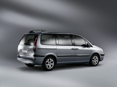 Citroen - Citroen C8, la monovolume della gamma, riesce a conciliare eleganza, volumi, benessere e piacere di guida.