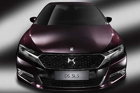 Citroen - Tra le caratterizzazioni estetiche spiccano le ampie carreggiate abbinate a ruote di grandi dimensioni. La coda scolpita offre esclusivi fari a LED. .