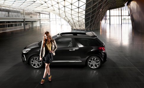 Citroen - A bordo le decorazioni della plancia, i profili degli aeratori e il pomello della leva del cambio si intonano alle tinte della carrozzeria e del tetto in tela.