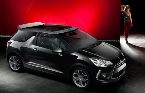 Citroen - DS3 Cabrio introduce una ventata di modernit� nel suo segmento grazie al tetto azionabile elettricamente fino a 120 km/h, 5 posti veri e il bagagliaio pi� ampio della sua categoria.