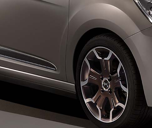 Citroen -  Citroen DS3 DS World Paris sfoggia una elegante livrea dalla tonalit grigio cenere mat abbinata a cerchi da 17 pollici dalleffetto diamantato.