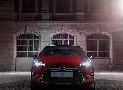Citroen - Novit in arrivo per la gamma transalpina DS, che vede laggiornamento dei modello DS3, sia in versione berlina che cabrio, con lingresso di nuove funzionalit e tecnologie. 