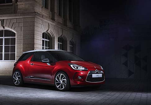 Citroen - In primis, spiccano i nuovi gruppi ottici direttamente ispirati dalle concept Numero 9 e Wild Rubis, che propongono pi stile, migliore visibilit e minore consumo di energia rispetto ai precedente, grazie alla tecnologia combinata di Led e Xenon.