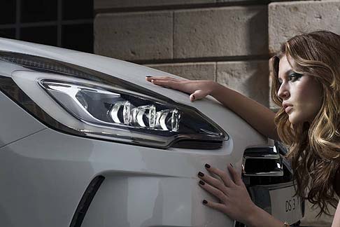 Citroen - Le manovre vengono ulteriormente facilitate dalla telecamera di retromarcia, in optional sia su DS 3 che su DS 3 Cabrio, collegata automaticamente al sistema di navigazione eMyWay.