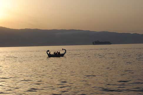 Reggio Calabria - Inbarcazione del comune di Amalfi sullo sfondon una nave da crocera e la vicina Sicilia