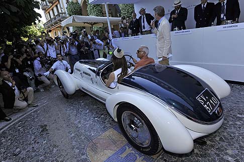 Alfa Romeo - Celebre per i successi ottenuti durante la leggendaria Mille Miglia e in altre competizioni sportive, la vettura era guidata dal collezionista milanese Corrado Lopresto, noto per la sua straordinaria collezione di vetture storiche. 