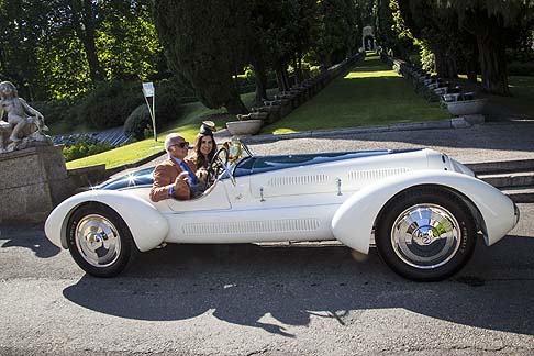 Alfa Romeo - LAlfa Romeo in concorso, nata con carrozzeria Zagato, fu acquistata nel 1938 dalla carrozzeria Aprile di Savona al prezzo di 4.000 lire e poi trasformata con una speciale carrozzeria areodinamica disegnata da Mario Revelli de Beaumont. 