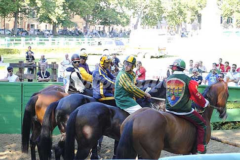 Corsa di cavalli - Corsa di cavalli con fantini schierati per il Palio di Ferrara