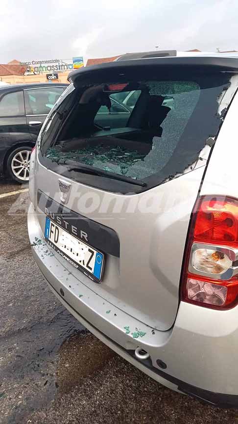Centro Commerciale di Casammassima - Dacia Duster lunotto posteriore colpito dalla grandine, completamente distrutto al Centro Commerciale di Casammassima - Bari