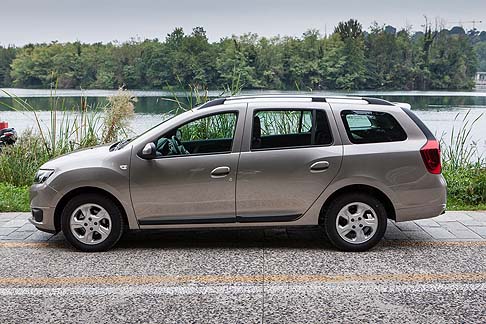 Dacia - Le generose dimensioni esterne (4,49 m di lunghezza) annunciano una capacit di carico da primato. Lauto offre un volume di vano bagagli di 573 litri in configurazione 5 posti e la possibilit di trasportare oggetti fino a 2,7 m di lunghezza.