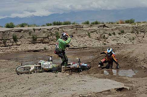 Dakar 2013 - Dakar 2013 074 Martinez Paco su Kawasaki e la moto 114 di Amengual Martin nel fango