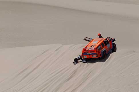 Dakar 2013 - Dakar 2013 Hummer H3 di Robby Gordon in panne nelle dune sabbiose