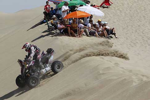 IVTappa Dakar - Dakar 2013 IV tappa - quad che affronta le dune del deserto