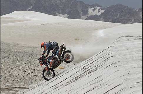 Dakar 2013 - Dakar 2013 11 stage La Rioja - Fiambal moto KTM con atterragio della ruota anteriore sulle done di sabbia
