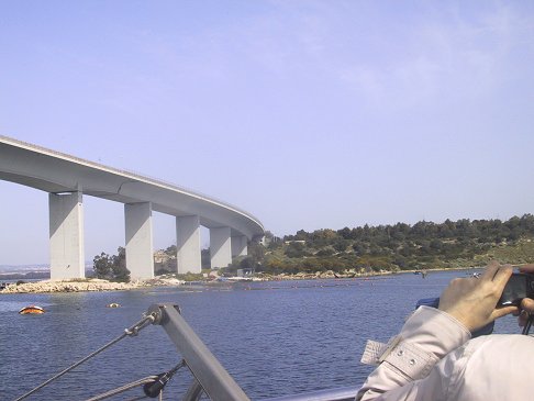 Taranto - Disastro ambientale a Taranto: 15 tonnellate di carburante si sono riversate in mare coinvolgendo una superficie di 800 m<sup>2</sup>