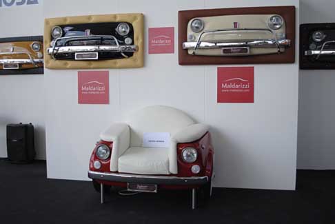 Fiera del Levante - Esclusivo Divanetto in pelle e quadro con il musetto della mitica Fiat 500 alla Fiera del Levante