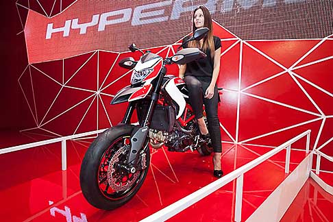 Ducati - Ragazza e Ducati Hypermotard alla 70^ edizione dellEicma 2012 di Milano