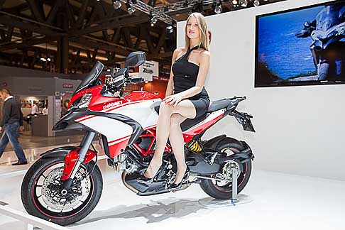 Ducati - Ducati Multistrada e sexy hostess al Salone di Milano Eicma 2012. Ragazza immagine