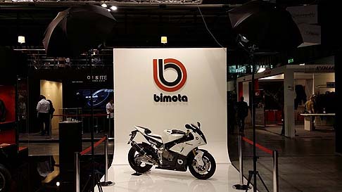 Bimota - Larea espositiva, disegnata dallo Studio Miklavc, si  distinta per eleganza e ricercatezza, un ambente ideale dove esporre i modelli della gamma. Tra le premiere spicca indiscutibilmente la BB3 presentata in colorazione bianco/nera