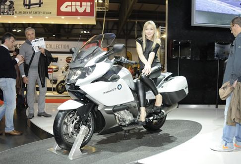 BMW - belezza femminile e moto BMW K1600 GT
