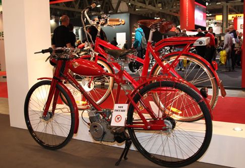 Ducati - Salone Internazionale del ciclo e del motociclo. Modello old-fashion di Ducati moto storica